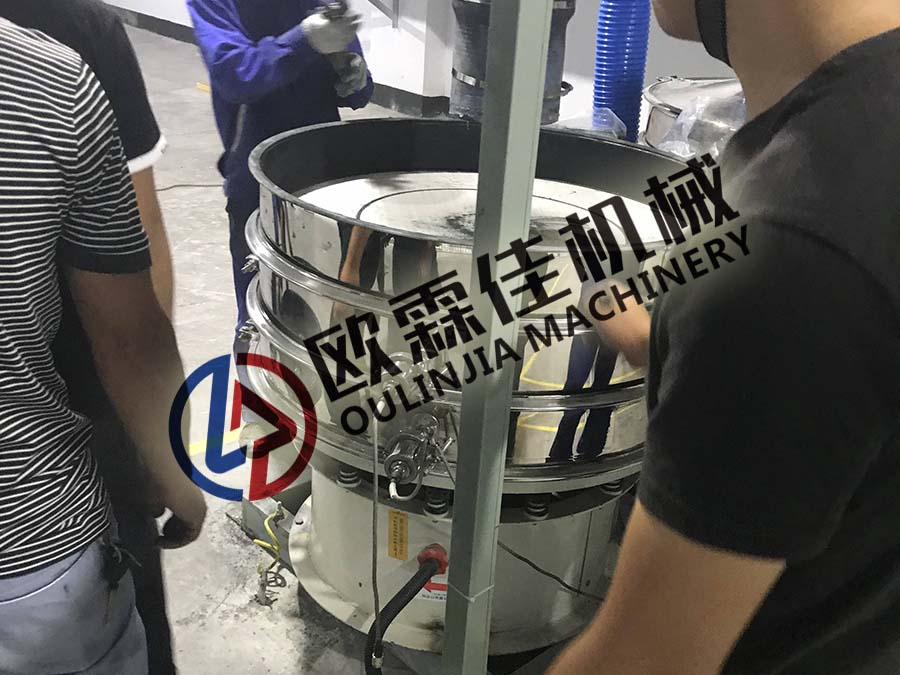 三元材料超聲波振動篩篩分現場